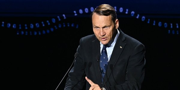 „Chory człowiek z rewolwerem”. Ostry komentarz Sikorskiego do gróźb Rosji