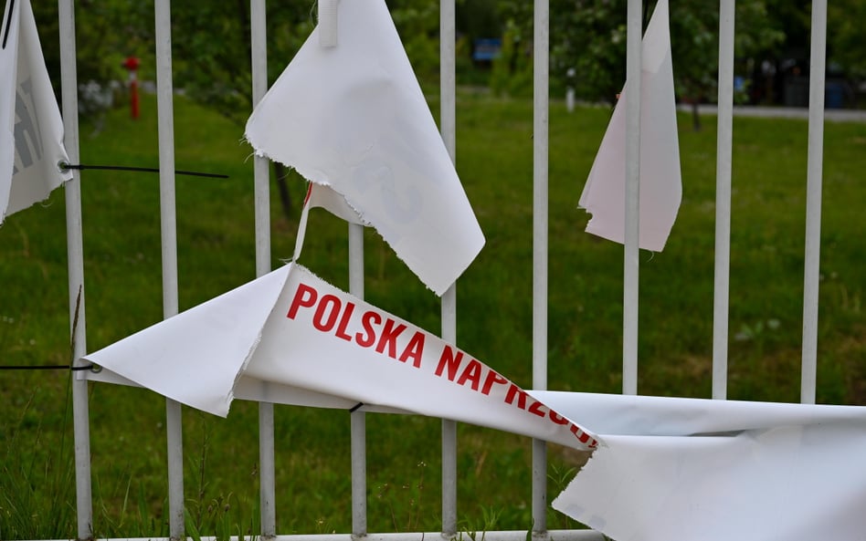 Podarty baner jednego z kandydatów w wyborach na urząd prezydenta RP w Rzeszowie,