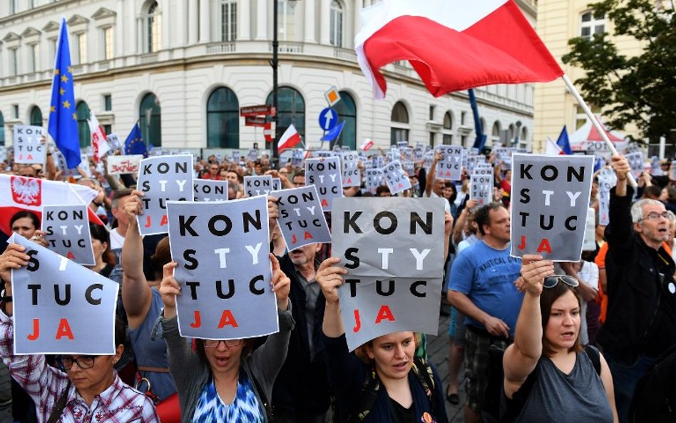 Czy Polska maszeruje w kierunku V RP?