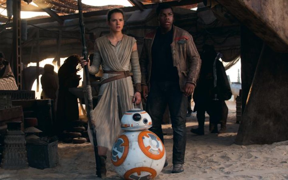 Finn (John Boyega) młoda Rey (Daisy Ridley) to bohaterowie nowej części "Gwiezdnych wojen”, ale poja