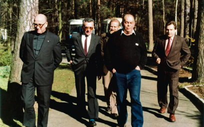 Spacerowicze rocznik '88. Od lewej: ks. Bronisław Dembowski, Jacek Ambroziak, Bronisław Geremek, Jac