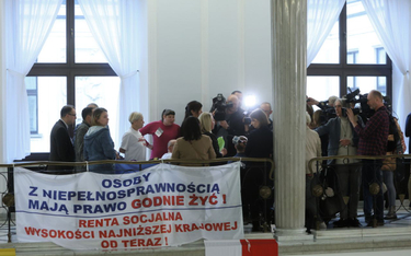 Protest osób z niepełnosprawnościami i ich opiekunów wrócił do Sejmu