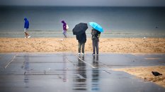 Polska podzielona pogodowo. W połowie kraju chłód, deszcz i burze, w drugiej ocieplenie