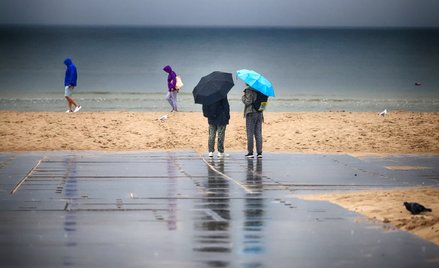 Polska podzielona pogodowo. W połowie kraju chłód, deszcz i burze, w drugiej ocieplenie