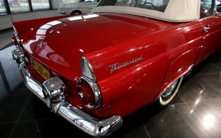 Prezentacja aut przed pierwszą w tym roku aukcją zabytkowych samochodów, organizowaną przez DESA Uni