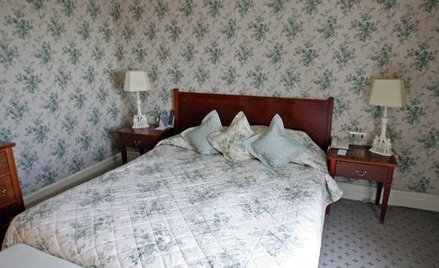 Wspólne łóżko dla pracowników w delegacji jest niedopuszczalne