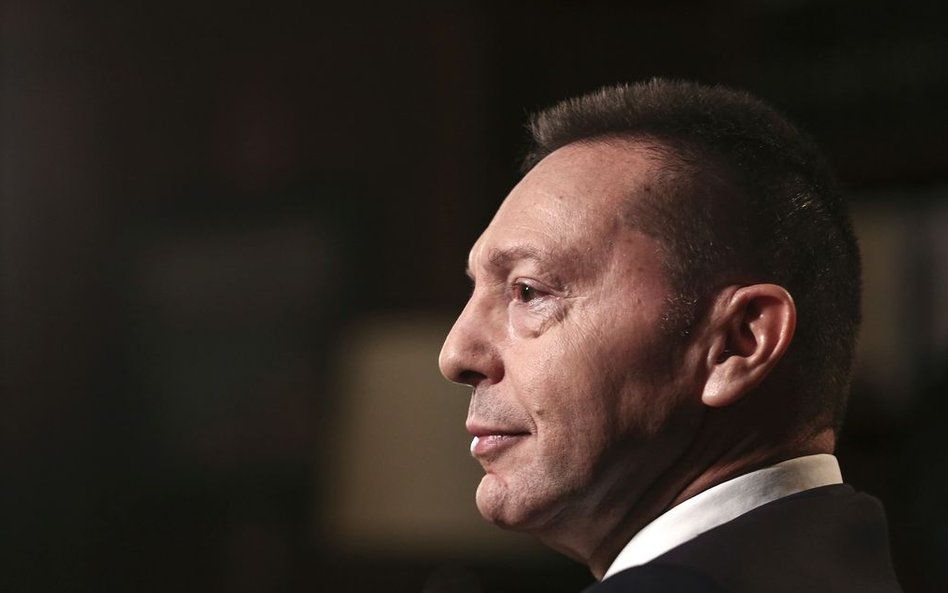 Szef greckiego banku centralnego został niedawno oskarżony o to, że przyjął dużą łapówkę od koncernu