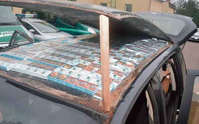Ponad 3 tys. paczek papierosów przemycał w przerobionej podłodze, zderzaku i dachu samochodu 51-letn
