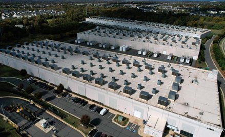 Widok z lotu ptaka na centrum danych Amazon Web Services znane jako US East 1 w Ashburn w stanie Wir