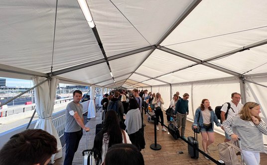 Kolejka do kontroli bezpieczeństwa na lotnisku Schiphol w Amsterdamie