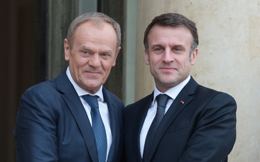 Premier RP Donald Tusk i prezydent Francji Emmanuel Macron w Pałacu Elizejskim w Paryżu w lutym br.