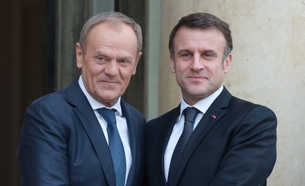 Premier RP Donald Tusk i prezydent Francji Emmanuel Macron w Pałacu Elizejskim w Paryżu w lutym br.