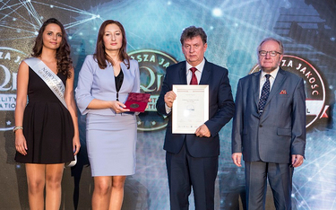 Pan Jacek Gniadek, Dyrektor Zakładu Obsługi Systemu Monitoringu m. st. Warszawy odbiera Medal Najwyż