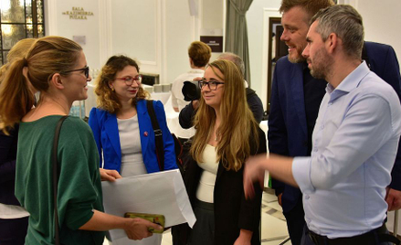 Posłowie Razem w rozmowie Barbarą Nowacką w Sejmie. Stoją od lewej: Magdalena Biejat, Barbara Nowack