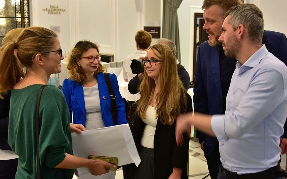 Posłowie Razem w rozmowie Barbarą Nowacką w Sejmie. Stoją od lewej: Magdalena Biejat, Barbara Nowack