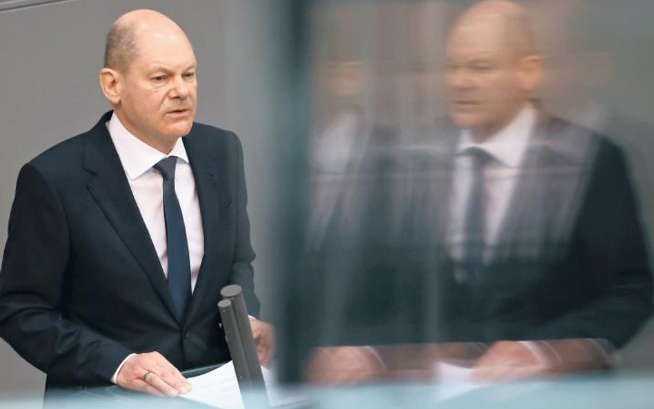 Niemiecki kanclerz Olaf Scholz miał się sprzeciwiać wysyłaniu broni ciężkiej do Ukrainy i rzekomo ar