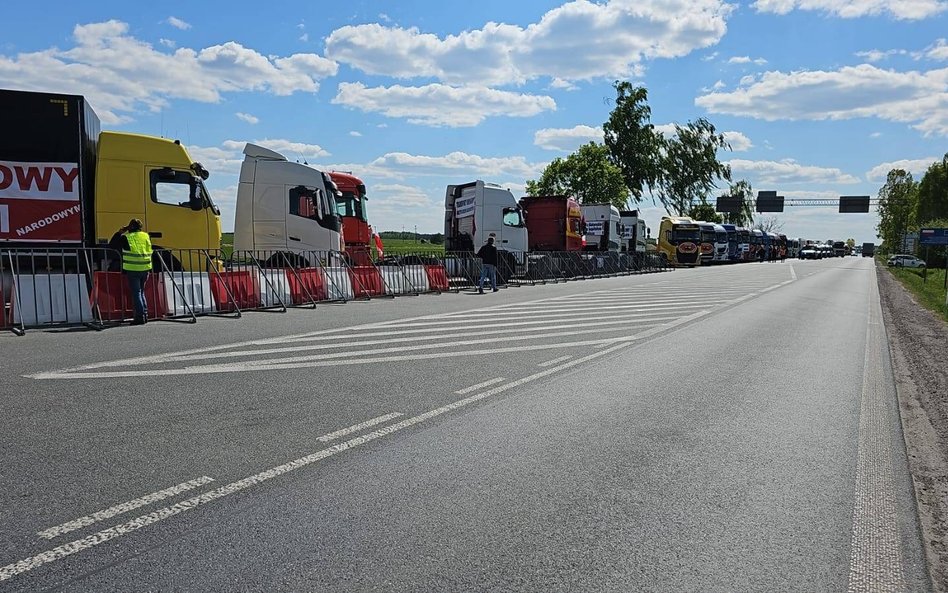 Przewoźnicy blokujący Koroszczyn i Dorohusk mają mocne poparcie środowiska