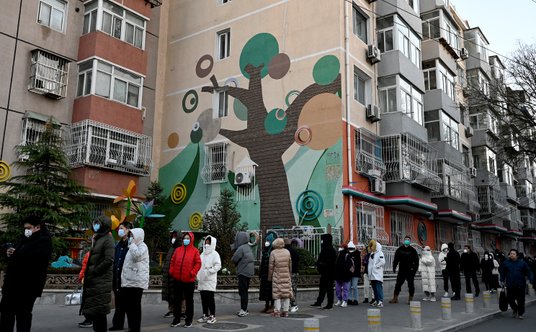 Kolejka do punktu testowego Covid w Pekinie