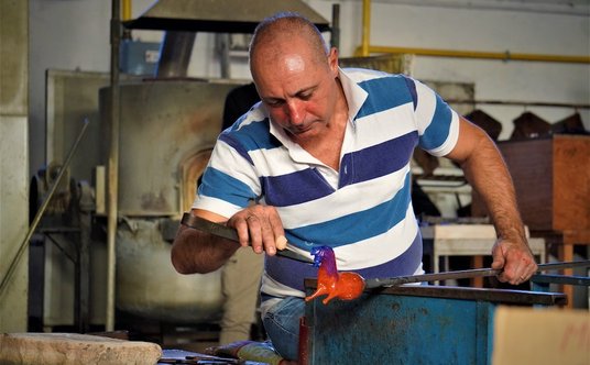 Szkło weneckie wytwarza się&nbsp;ręcznie, techniką znaną już&nbsp;w średniowieczu.