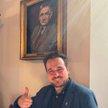 Artur Wójcik z portretem Karola Estreichera w tle