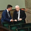 Prezes PiS Jarosław Kaczyński (P) i minister-członek Rady Ministrów Michał Dworczyk (L) na sali posi