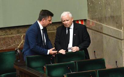 Prezes PiS Jarosław Kaczyński (P) i minister-członek Rady Ministrów Michał Dworczyk (L) na sali posi