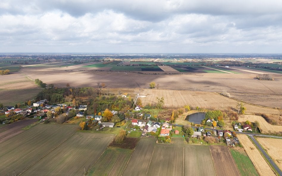 Na zdjęciu z drona teren przez który ma przebiegać linia kolei dużej prędkości z Warszawy do CPK