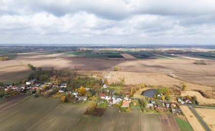 Teren przez który ma przebiegać linia kolei dużej prędkości z Warszawy do CPK w miejscowości Zabłotn