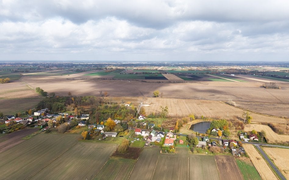 Teren przez który ma przebiegać linia kolei dużej prędkości z Warszawy do CPK w miejscowości Zabłotn