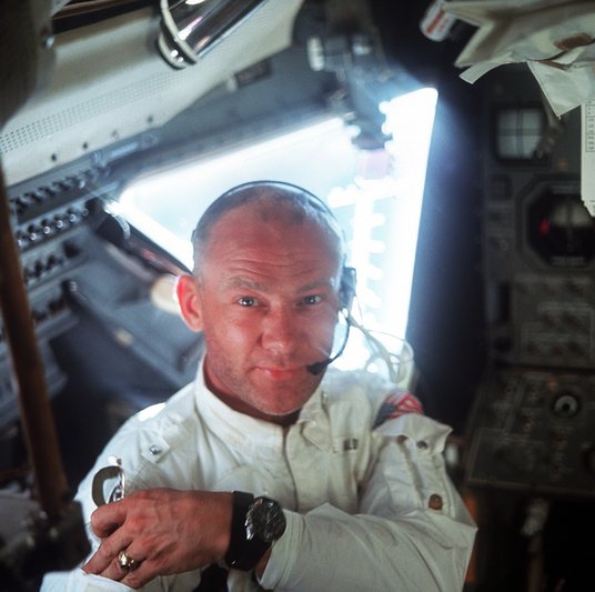 20 lipca 1969 roku: „Buzz” Aldrin sfotografowany przez Neila Armstronga w lądowniku księżycowym. Na 