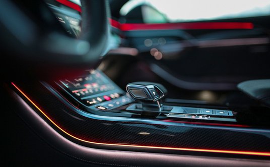 Audi S8: silnik V8 o pojemności 4,0 litra, moc 571 KM, 0-100 km/h w 3,8 sekundy, V-max: 250 km/h