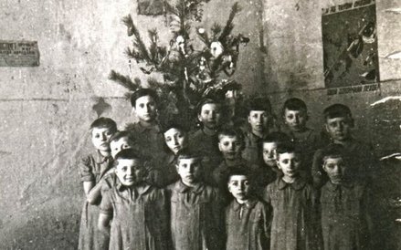 Dziewczynki po postrzyżynach, Polska Szkoła z Internatem, Soroczyńsk, styczeń 1946.