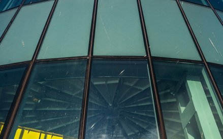 Hala główna widoczna od zewnątrz.