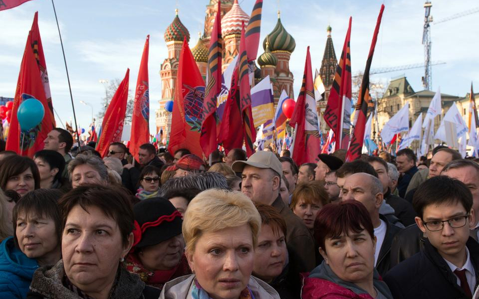 Wiec przed Kremlem z okazji pierwszej rocznicy okupacji Krymu. Według rosyjskich mediów część tlumu 