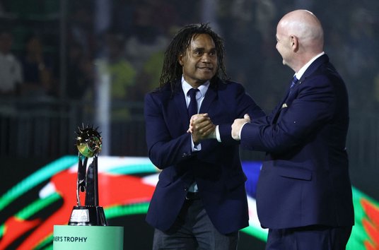Były reprezentant Francji w piłce nożnej Christian Karembeu i prezydent FIFA Gianni Infantino na fin