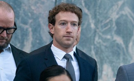 Mark Zuckerberg urządził prawdziwy "nalot" na mniejsze firmy AI, by pozyskać talenty, ale sam musi s