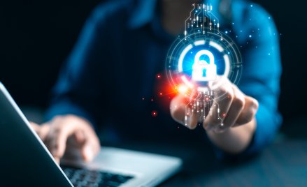 Cyberprzestępcy wyszukują pozornie niewielkie zaniedbania, które z ich perspektywy są wystarczające,