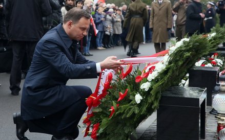 Prezydent Andrzej Duda złożył wieniec przed pomnikiem upamiętniającym jej ofiary na stołecznych Wojs