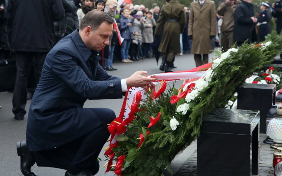 Prezydent Andrzej Duda złożył wieniec przed pomnikiem upamiętniającym jej ofiary na stołecznych Wojs