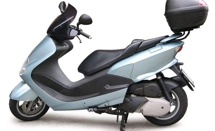 Czy po zgubieniu prawa jazdy kat. AM, czyli dawnej karty motorowerowej trzeba zdawać ponownie egzami
