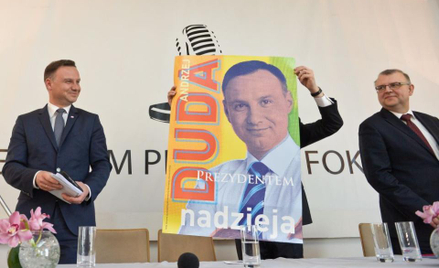 Kandydat PiS na urząd prezydenta RP Andrzej Duda (L) i eurodeputowany Kazimierz M. Ujazdowski (P) po