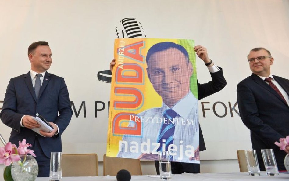 Kandydat PiS na urząd prezydenta RP Andrzej Duda (L) i eurodeputowany Kazimierz M. Ujazdowski (P) po