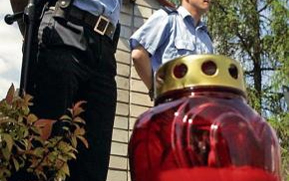 Barbara Blida zastrzeliła się 25 kwietnia 2007 r. Na zdjęciu policjanci przed domem Blidów w Siemian