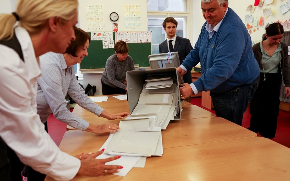 Jedna z komisji wyborczych w Pradze opróżnia urnę w celu policzenia głosów