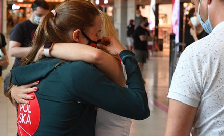 Pływaczka Dominika Kossakowska na lotnisku Chopina w Warszawie po przedwczesnym powrocie z Tokio