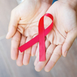 Czerwona wstążka. Symbol solidarności z żyjącymi z HIV i AIDS