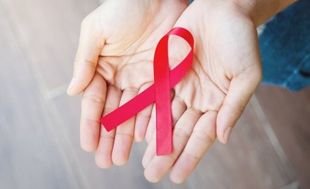 Czerwona wstążka. Symbol solidarności z żyjącymi z HIV i AIDS