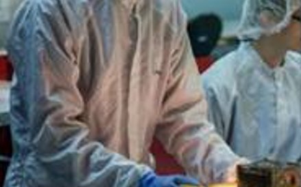 Jednym z istotnych testów jest sprawdzenie działania paneli słonecznych. Na zdjęciu Piotr Kuligowski