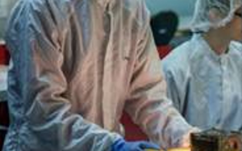 Jednym z istotnych testów jest sprawdzenie działania paneli słonecznych. Na zdjęciu Piotr Kuligowski