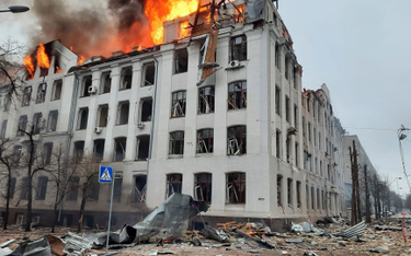 Płonący budynek SBU w Charkowie